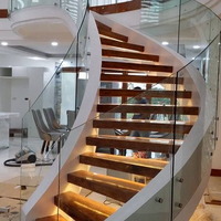 Villa design attrayant préfabriquée double stringer en acier marche en bois de chêne avec lumières led escalier incurvé avec garde-corps en verre