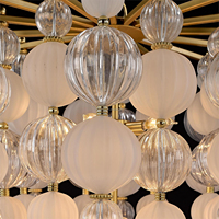 Lustre carré en verre nervuré à bulles, avec chaîne réglable et LED dimmable, pour villas de villégiature, entrées et vestibules.