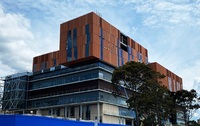 Conception de façade architecturale de l'hôpital général Variété naturelle de panneaux en terre cuite de ton rouge naturel