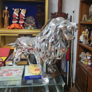 Scultura Animale in Argento, Statua di Leone Placcata Oro, Scultura con Pittura Colorata Rossa e Blu, Scultura Geometrica di Leone, Scultura Pop Art - Product Image 4