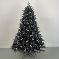 Sapin de Noël artificiel noir avec baies blanches et cônes de pin, support métallique, idéal pour la décoration de la maison, des fêtes d'hiver et des événements gothiques.