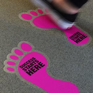 Empreinte de sol extérieur personnalisé en forme de <span class=keywords><strong>pied</strong></span> flèche autocollants signalisation de signalisation de la chaussée pour la publicité - Product Image 1