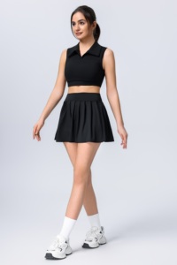 Completo sportivo due pezzi con top corto con colletto e gonna a vita alta, senza maniche, ad asciugatura rapida, per yoga e tennis. - Product Image 2