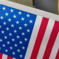 Chine petit drapeau de table croix en acier de bureau en tissu imprimé numérique avec dessus doré pour tout pays