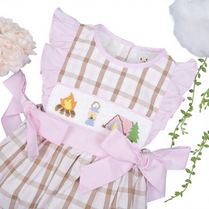 ชุดรอมเปอร์เด็กผู้หญิงลายสก็อตผ้าฝ้ายออร์แกนิค 100% ตกแต่งด้วยลายปักมือ ติดกระดุมแป๊ก สำหรับฤดูร้อน รับผลิตแบบ OEM ODM ขายส่ง - Product Image 1