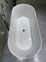 Baignoire autoportante moderne en acrylique rose mat avec intérieur blanc, renforcée en fibre de verre, avec vidange escamotable à débordement