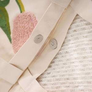 Sac fourre-tout élégant en toile unie avec broderie tulipe pour femme, fermeture magnétique, sac de shopping en toile brodé de fleurs pour la plage - Product Image 3