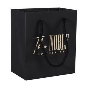 Sac en papier commercial noir avec logo pour magasin d'emballage, poignée de luxe personnalisée, vente en gros