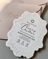 Ensemble d'invitations de mariage élégantes en papier de coton vintage de luxe, bordure blanche en relief avec rose, accent bordeaux, thème romantique de jardin