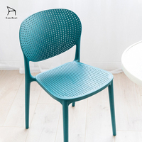 Chaise de salle à manger en plastique empilable multicolore, durable et imperméable pour usage extérieur (vente en gros)