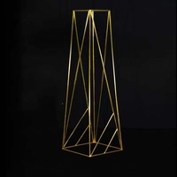 Centres de table géométriques en or avec supports en métal pour tables de mariage