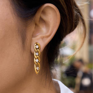 ต่างหูห้อยพู่โซ่แบนประดับเพชรซิร์คอน สแตนเลสชุบเคลือบเงา สไตล์คลาสสิก JoJo ODM/OEM ดีไซน์หรูหรา ทรงเหลี่ยม - Product Image 3