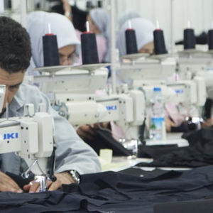 T-shirts pour hommes en micromodal blanc à coupe ajustée et ourlet incurvé, impression personnalisée du logo, tendance décontractée, quantité XXL - Product Image 4