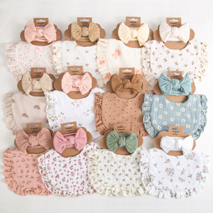 Juego de 2 piezas: Baberos y diademas de algodón con estampado floral para recién nacidos, con borde con volantes y cierre de botón, toalla para la saliva - Product Image 1