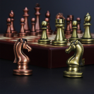 Jeu d'échecs avec plateau pliable en bois massif et rangement intégré pour les pièces, pièces dorées et bronze pour les jeux à domicile et les cadeaux, vente en gros - Product Image 3