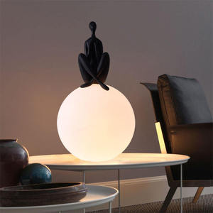 Lampe de bureau de table Sculpture d'art humanoïde créative design E27 Base en résine B22 Alimentation secteur pour éclairage décoratif d'hôtel - Product Image 6