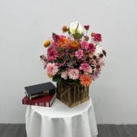 Arrangement floral de luxe, boule de fleurs en rose et gypsophile, boule de fleurs en soie blanche pour la décoration de table, centre de table élégant pour mariage