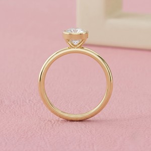 Bague de fiançailles solitaire demi-sertie avec diamant taille ovale et alliance en or uni pour bijoux de mariée modernes et raffinés - Product Image 1