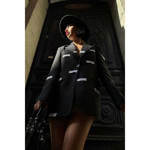 Blazer Negro para Mujer con Detalle de Etiqueta, Estilo de Abrigo Moderno - Product Image 5