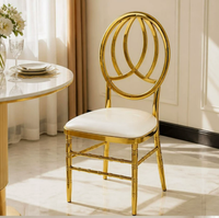Chaise de banquet empilable rembourrée avec dossier ovale en treillis et structure métallique or/argent pour hôtels, mariages, restaurants et événements