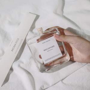 น้ำหอมปรับอากาศคุณภาพสูง กลิ่นหอมตามสั่ง น้ำมันหอมระเหย บรรจุขวดแก้ว กลิ่นหอมยาวนาน ชุดกระจายกลิ่นแบบก้านไม้หอม 100 มล. - Product Image 2