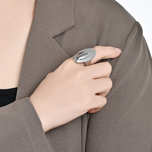 Bijoux de mode en acier inoxydable plaqué or 18 carats de haute qualité grande <span class=keywords><strong>bague</strong></span> <span class=keywords><strong>plate</strong></span> ovale Design personnalisé <span class=keywords><strong>bague</strong></span> d'usure exagérée - Product Image 1