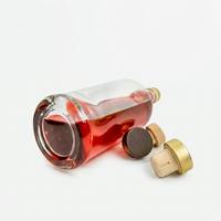 Bouteille à vin élégante en verre transparent avec bouchon doré et base lourde pour le stockage de spiritueux et de liqueurs à domicile, présentoir décoratif pour comptoir