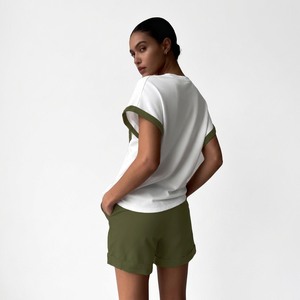 Conjunto de 2 piezas para mujer, camiseta blanca con bolsillo color oliva y pantalones cortos, conjunto informal de verano, cuello redondo, manga corta, tejido de algodón - Product Image 3