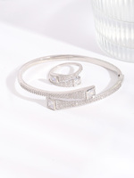 Parure de bijoux en zircon taille princesse géométrique moderne, bracelet ouvert et bague carrés étincelants en zircon pour le bureau, les mariages et les cadeaux de fête