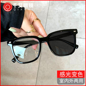 Gafas Fotocromáticas Anti Luz Azul Qianai Square, Montura Gris Transparente a Negra, Tamaño Mediano, Unisex, Lentes de PC Tipo 3, Protección Solar - Product Image 4