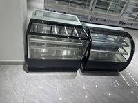 Vitrine réfrigérée commerciale verticale à refroidissement par air pour gâteaux, avec porte coulissante en verre, étagères à desserts à double niveau, en acier inoxydable