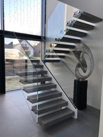 Moderne High-End-Treppe aus Walnussholz mit strap azier fähigem rahmenlosem Glas geländer für den Wohnungs gebrauch