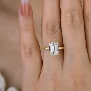 Anillo de Diamante Cultivado en Laboratorio con Corte Esmeralda de Alta Calidad, Chapado en Oro de 14K, Joyería Femenina para Uso Diario y en Ocasiones Especiales, Disponible para la Venta - Product Image 6