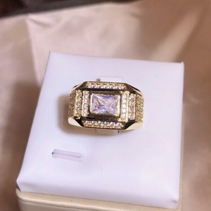 Luxo Espumante Banhado A Ouro Grande Cristal Anel Geométrico Jóias Chunky Cubic Zirconia CZ Square Band Anel Para Homens - Product Image 3