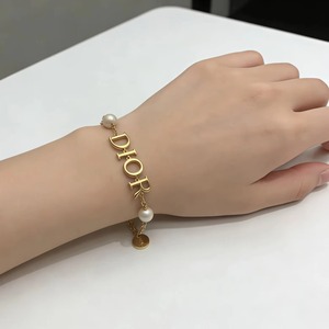Fade-resistant and High Color Retention D-letter Bracelet, Fashionable Letter Pearls, Light Luxury and High-grade Feeling - Product Image 5
