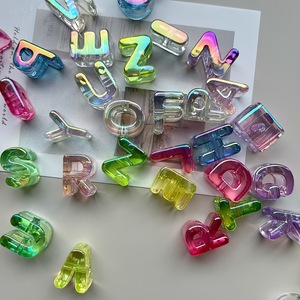 Novedad en Cuentas de Acrílico Transparente con Baño UV Iridiscente, Agujero Grande de 6mm, Letras del Alfabeto de 20mm, Gruesas de Plástico para Cadena de Móvil - Product Image 2
