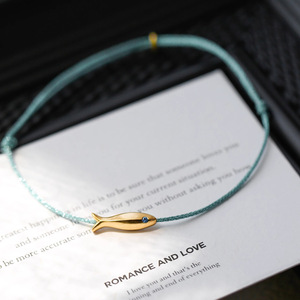 สร้อยข้อมือเชือกถักลายปลาทอง ดีไซน์เก๋ ของขวัญเพื่อนสนิทสุดฮิต - Product Image 1