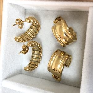 Pendientes de Aro Gruesos en Forma de Corazón con Doble Capa de Perlas y Circonitas, de Acero Inoxidable Chapado en Oro, a Precio de Fábrica al por Mayor - Product Image 3