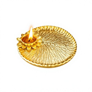 Bandeja Metálica en Forma de Hoja de Loto con Portavelas, Decorativa, de Aluminio Dorado, para Pooja, Centro de Mesa, Plato para Flores Hecho a Mano - Product Image 1