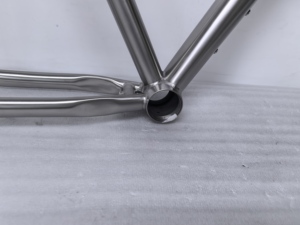Cuadro de titanio personalizado para bicicleta de gravel con enrutamiento interno completo para neumáticos 55c. El cuadro de titanio SU700-701 ofrece una durabilidad excepcional. - Product Image 2