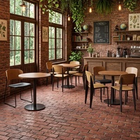Tables et chaises rétro esthétiques, meubles aux tons vintage chaleureux pour les cafés et boulangeries de loisirs