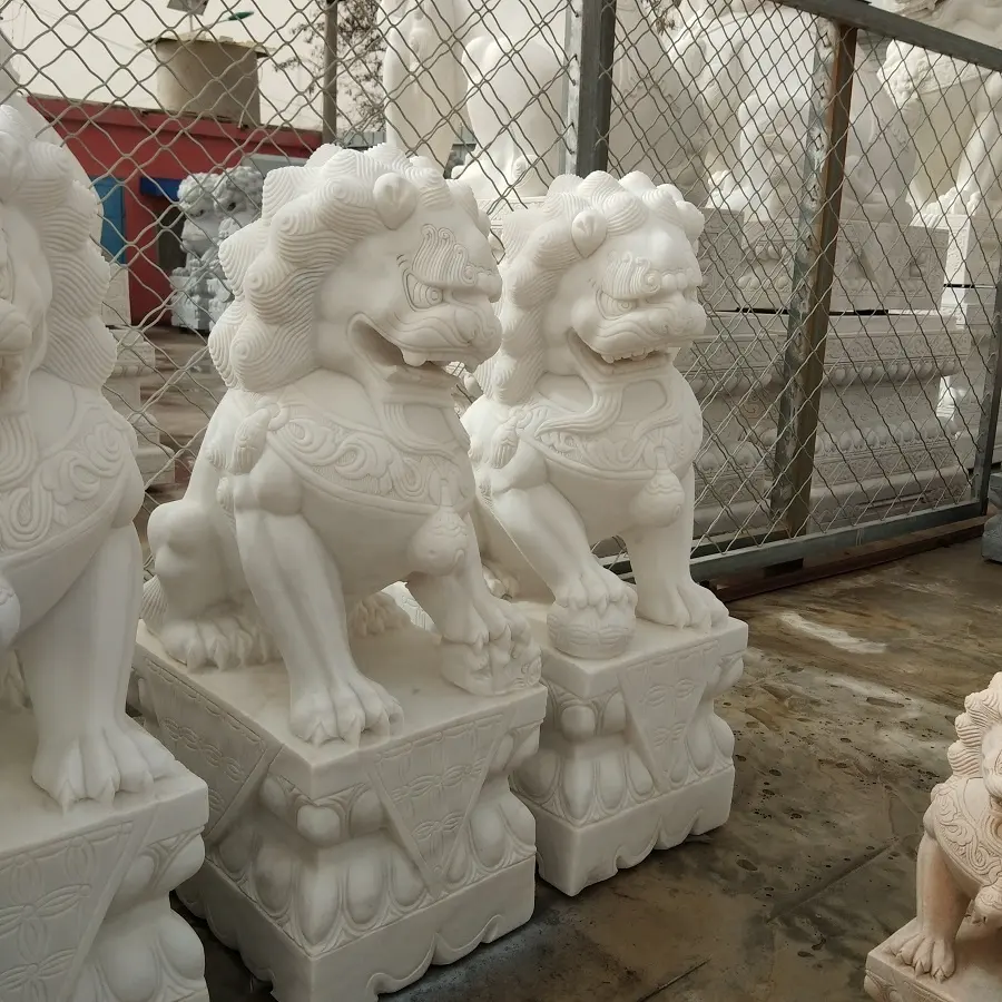 Estátua do cão de foo, estátua tradicional de leão oriental esculpida à mão mármore branco