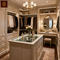 Armoire ouverte en bois moderne et luxueuse avec îlot de dressing, système d'éclairage LED et coiffeuse - Personnalisation complète pour toute la maison