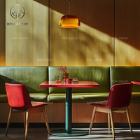 Modernes Holz-Esszimmer-Set mit quadratischen Lederstühlen, Tisch, Sofa und Sitzbank für Cafés und Restaurants