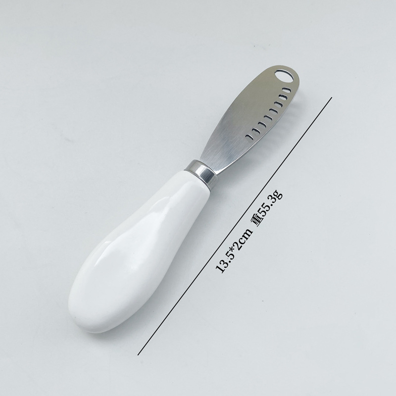 Couteau à beurre avec manche en céramique blanche et perforation.