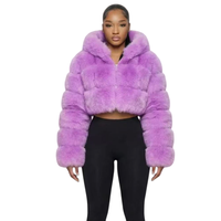 Manteau court en fausse fourrure de renard pour femme avec chapeau, manches longues, design à empiècements - En stock