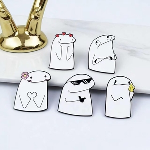 Broches de revers mignonnes en forme de ver de dessin animé, cadeau idéal pour les amateurs de mèmes, décoration pour sac à dos et chapeau - Product Image 4