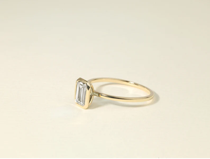 Bague de fiançailles solitaire en or éco-responsable avec diamant de laboratoire ou naturel de 1 carat E VS, sertie clos en or, pour mariée - Product Image 4
