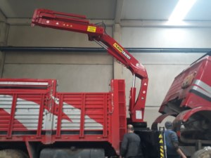 Nueva grúa montada en camión con pluma articulada de 5 toneladas con bomba hidráulica Vickers y válvula hidráulica Eaton - Product Image 4