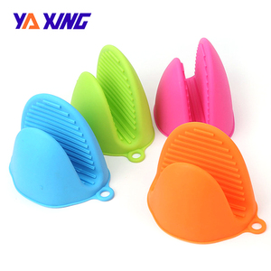 Maniques de <span class=keywords><strong>four</strong></span> en <span class=keywords><strong>silicone</strong></span> épaisses et résistantes à la chaleur, fabriquées en matériau de qualité alimentaire supérieure - Product Image 1